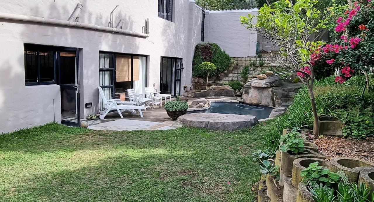 Ferienhaus Guinea Fowl Poolside