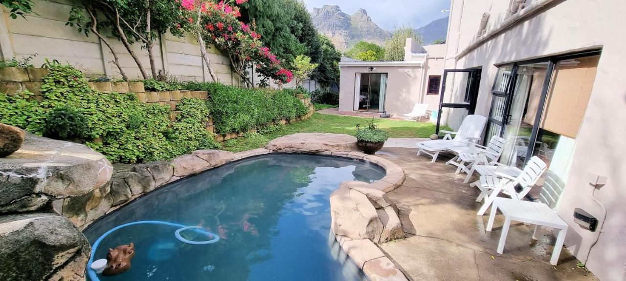 Guinea Fowl Poolside Kapstadt
