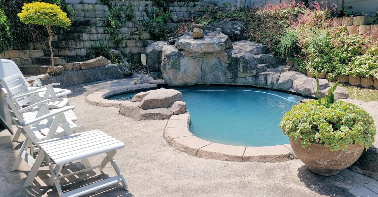 Ferienhaus Guinea Fowl Poolside *